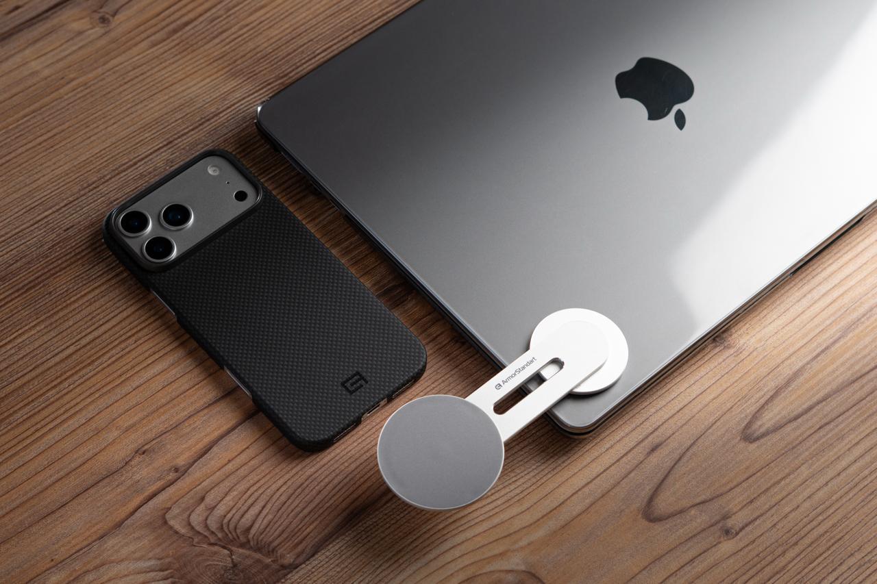 Карбоновий чохол Armorstandart і магнітний тримач MagSafe біля ноутбука на дерев'яному столі